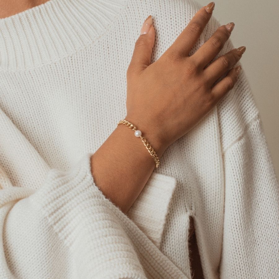 14K Gold Filled Momi Bracelet. Japanese Akoya Pearl and Curb Chain Bracelet. Tarnish resistant and waterproof handmade jewelry.